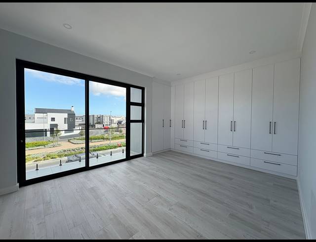 5 BEDROOM HOUSE FOR SALE IN SANDOWN
